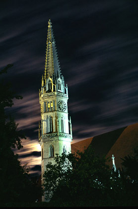 Kirche im Mondlicht